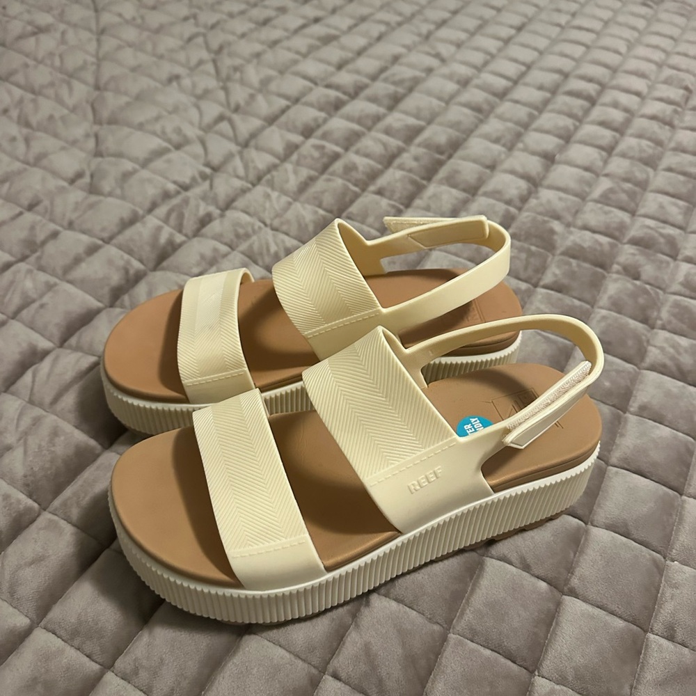 Reef Cream Sandals - wore once 
Water proof